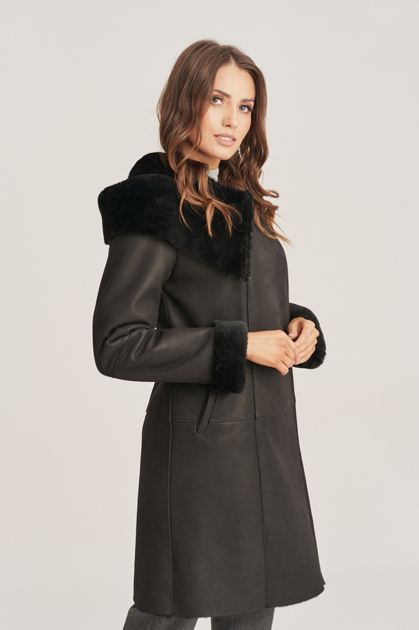  Dámsky klasický čierny zimný kožuch  s kapucňou